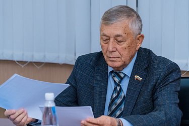 Кто ответит за мусор и заросший двор?